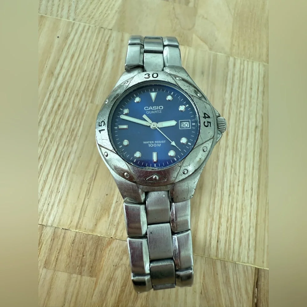 Vintage Casio men’s silver tone blue dial watch NEW BATTERY
